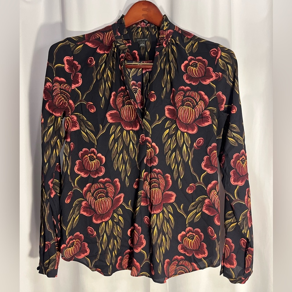 Ann Taylor dark floral blouse long sleeve V neck size small